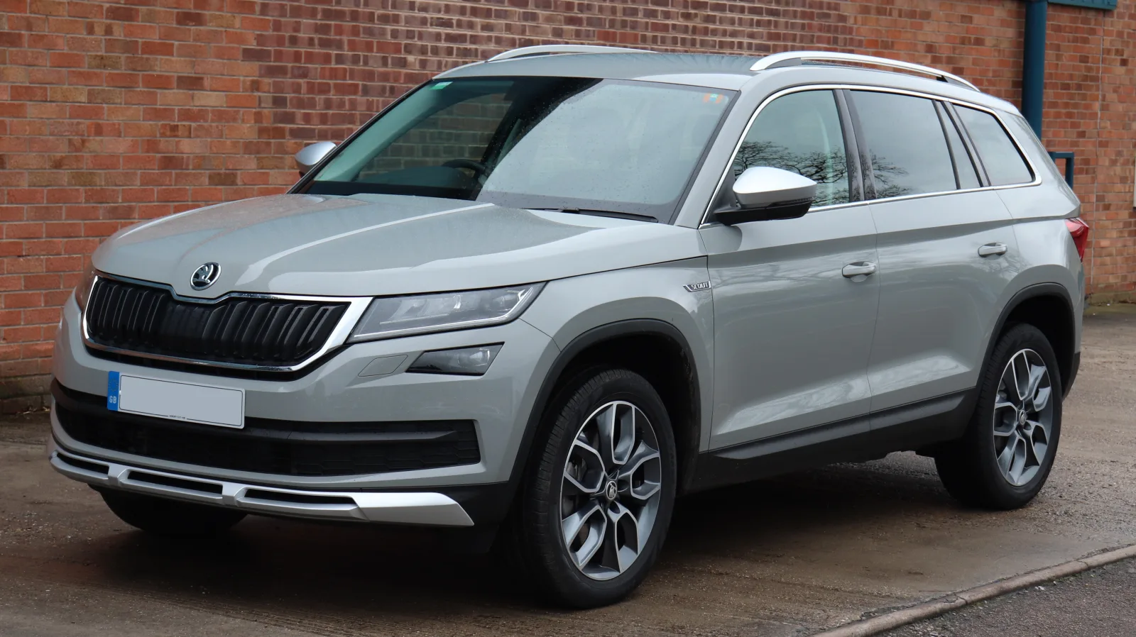 Skoda Kodiaq facelift prototype spied testing under camouflage