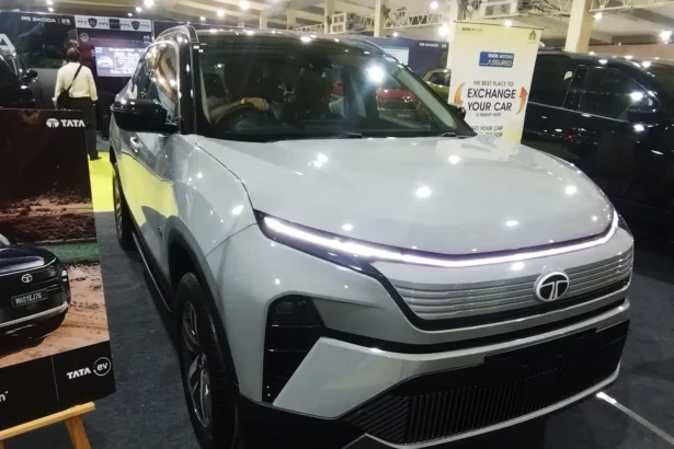 Tata Harrier Stealth Edition in matte black with 19-inch alloy wheels