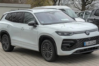 Volkswagen Tayron SUV front three-quarter