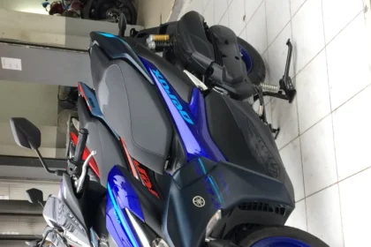 Yamaha Aerox-E electric maxi-scooter in profile